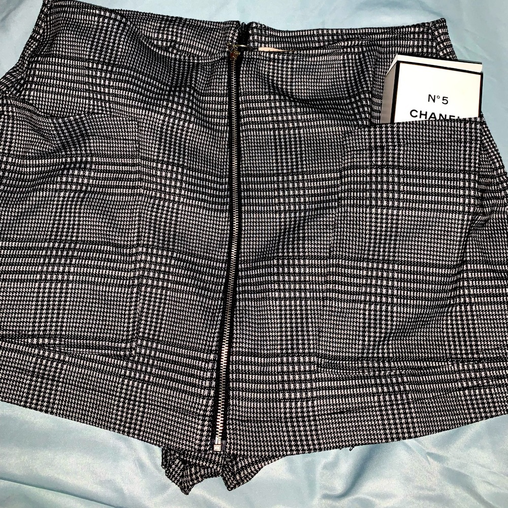 Black and white strips Skirt/Shorts aka Scorts